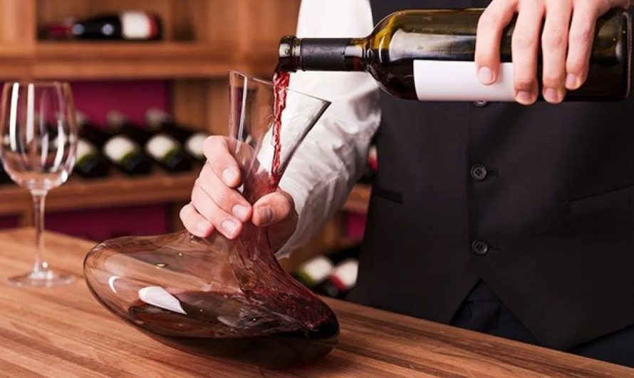 Por qué lado de la mesa se sirve el vino